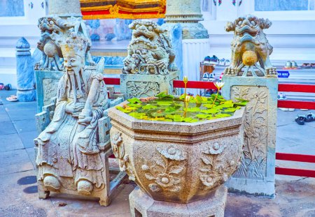 Foto de El jarrón de piedra con nenúfares en el recinto del complejo del templo de Wat Arun en Bangkok, Tailandia - Imagen libre de derechos