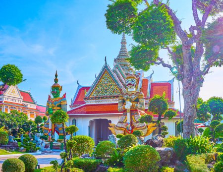 Téléchargez les photos : Statues colorées de Yakshas, les gardiens des démons mythologiques, se tiennent à la porte principale du temple Wat Arun à Bangkok, Thaïlande - en image libre de droit