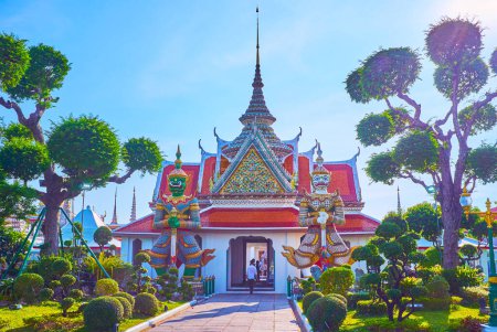 Téléchargez les photos : Les sculptures colorées des gardiens du démon Yanksha de la porte du complexe Wat Arun à Bangkok, Thaïlande - en image libre de droit