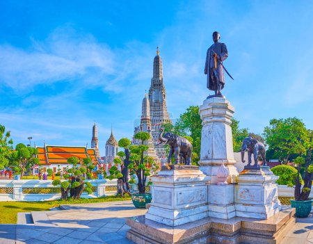 Téléchargez les photos : BANGKOK, THAÏLANDE - 23 AVRIL 2019 : La statue du roi Rama II et le sanctuaire Wat Arun en arrière-plan, le 23 avril à Bangkok - en image libre de droit