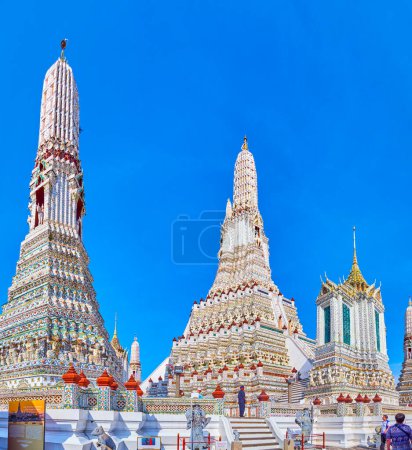 Foto de BANGKOK, TAILANDIA - 23 DE ABRIL DE 2019: El templo sagrado de Wat Arun con sus impresionantes y coloridos azulejos Prangs, el 23 de abril en Bangkok, Tailandia - Imagen libre de derechos