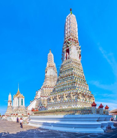 Foto de BANGKOK, TAILANDIA - 23 DE ABRIL DE 2019: El templo blanco de azulejos Prang of Wat Arun es uno de los complejos de reliquias más significativos, el 23 de abril en Bangkok, Tailandia - Imagen libre de derechos