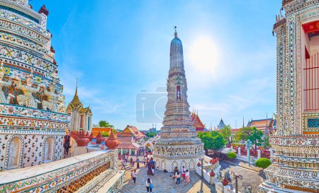 Téléchargez les photos : BANGKOK, THAÏLANDE - 23 AVRIL 2019 : Le sanctuaire de Wat Arun, avec ses prangs blanches, est le complexe religieux le plus visité, le 23 avril à Bangkok, Thaïlande - en image libre de droit