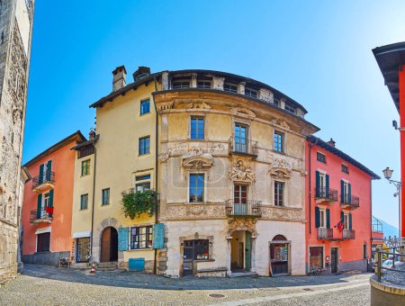 Téléchargez les photos : La Casa Serodine (ancienne Casa Borrani) richement décorée sur la Piazza San Pietro, Ascona, Suisse - en image libre de droit