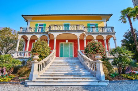 Téléchargez les photos : La façade colorée de la villa San Quirico, entourée d'un jardin fleuri, Locarno, Suisse - en image libre de droit