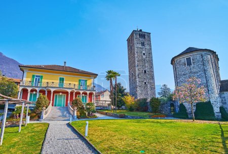 Téléchargez les photos : Le jardin verdoyant de l'église San Quirico avec pelouse verte et une belle villa historique, Locarno, Suisse - en image libre de droit