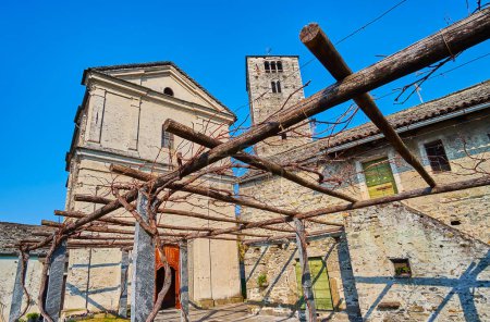 Téléchargez les photos : La façade de l'église médiévale San Quirico avec pergola et vignes au premier plan, Locarno, Suisse - en image libre de droit