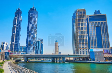 Téléchargez les photos : DUBAI, Émirats arabes unis - 6 MARS 2020 : Promenez-vous le long du canal d'eau de Dubaï et observez les bâtiments futuristes JW Marriot Marquis et Al Habtoor City derrière le pont de la cascade de Dubaï, le 6 mars à Dubaï - en image libre de droit