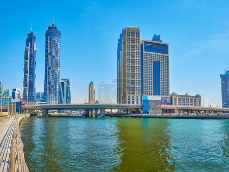 Téléchargez les photos : DUBAI, Émirats arabes unis - 6 MARS 2020 : Canal d'eau de Dubaï devant les bâtiments JW Marriot Marquis et Al Habtoor City derrière le pont de la cascade de Dubaï, le 6 mars à Dubaï - en image libre de droit