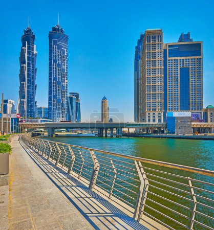 Téléchargez les photos : DUBAI, EAU - 6 MARS 2020 : Le remblai du canal d'eau de Dubaï surplombe les bâtiments JW Marriot Marquis et Al Habtoor City, le 6 mars à Dubaï - en image libre de droit