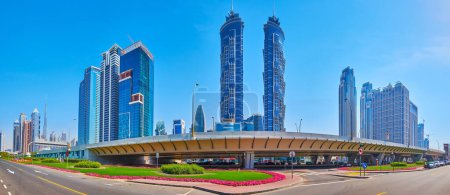 Téléchargez les photos : DUBAI, EAU - 6 MARS 2020 : Panorama avec survol de Sheikh Zayed Road dans Business Bay avec des tours en verre en arrière-plan - JW Marriot Marquis Towers, Al Habtoor City towers, le 6 mars à Dubaï - en image libre de droit