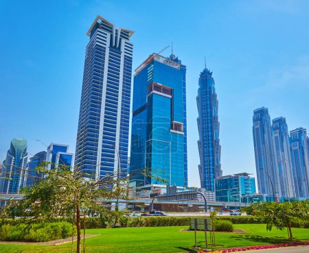 Téléchargez les photos : DUBAI, EAU - 6 MARS 2020 : Route Cheikh Zayed dans Business Bay avec vue sur les gratte-ciel modernes en arrière-plan (Falcon Tower, Escape Tower, Al Batha Tower, Executive Towers), le 6 mars à Dubaï - en image libre de droit