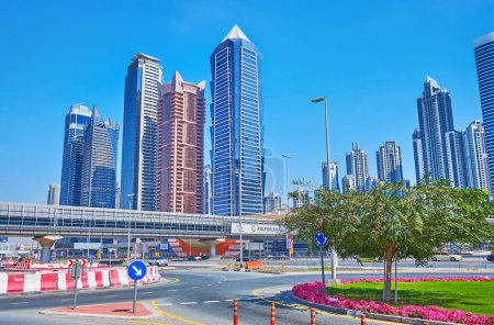 Téléchargez les photos : DUBAI, Émirats arabes unis - 6 MARS 2020 : Le skywalk du métro de Dubaï en face de Falcon Tower, Escape Tower, Al Batha Tower et d'autres gratte-ciel, à partir de Sheikh Zayed Road, le 6 mars à Dubaï - en image libre de droit