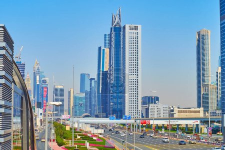 Téléchargez les photos : DUBAI, EAU - 6 MARS 2020 : Route Sheikh Zayed, bordée de la future tour JAM, de la tour Al Hikma et d'autres gratte-ciel emblématiques en arrière-plan, le 6 mars à Dubaï - en image libre de droit