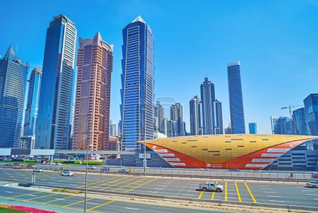 Téléchargez les photos : DUBAI, Émirats Arabes Unis - 6 MARS 2020 : Vue de la route Cheikh Zayed, pavillon de la station de métro Business Bay, des tours pittoresques Escape et Al Batha, le 6 mars à Dubaï - en image libre de droit