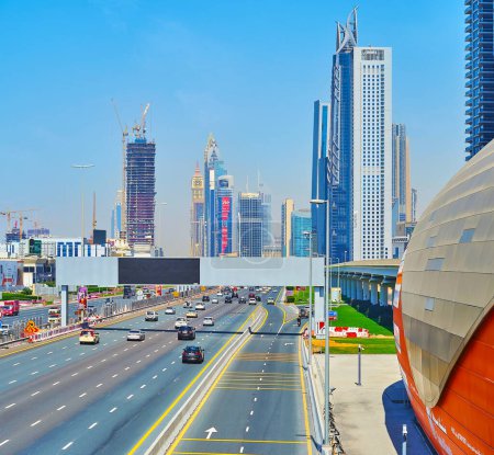 Téléchargez les photos : DUBAI, Émirats arabes unis - 6 MARS 2020 : La future tour JAM, la tour Al Hikma, Dusit Thani Dubai, la tour Al YaqoubTower et d'autres gratte-ciel emblématiques de la station de métro Business Bay, le 6 mars à Dubaï - en image libre de droit