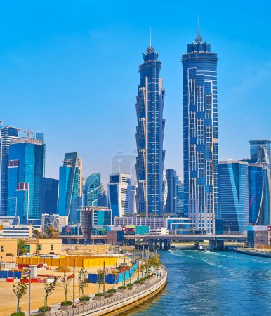 Téléchargez les photos : DUBAI, EAU - 6 MARS 2020 : Marriot Marquis de JW futuriste, entouré de bâtiments denses de Business Bay, le 6 mars à Dubaï - en image libre de droit