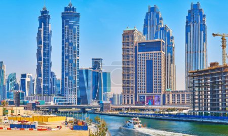 Téléchargez les photos : DUBAI, Émirats arabes unis - 6 MARS 2020 : Le canal d'eau de Dubaï offre une vue imprenable sur les tours de Business Bay et d'Al Habtoor City, le 6 mars à Dubaï - en image libre de droit