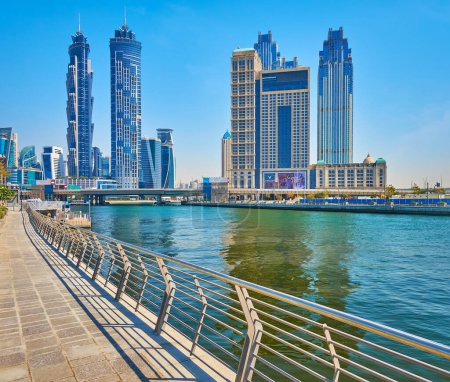 Téléchargez les photos : DUBAI, EAU - 6 MARS 2020 : Canal d'eau de Dubaï avec verre moderne JW Marriot Marquis et bâtiments Al Habtoor City derrière Dubai Waterfall Bridge, le 6 mars à Dubaï - en image libre de droit