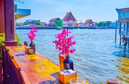 Foto de El pintoresco café junto al río con vistas al río Chao Phraya, el muelle de Yodpiman y el río Shrive en la otra orilla, Bangkok, Tailandia - Imagen libre de derechos