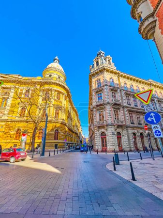 Foto de Agradable paseo entre impresionantes edificios en el corazón del distrito de Pest, la parte de negocios de la ciudad de Budapest, Hungría - Imagen libre de derechos