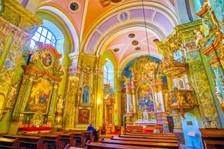 Téléchargez les photos : BUDAPEST, HONGRIE - 2 MARS 2022 : La spectaculaire salle de prière de l "église Sainte-Anne de Belvaros avec une grande icône de l'autel, le 2 mars à Budapest - en image libre de droit