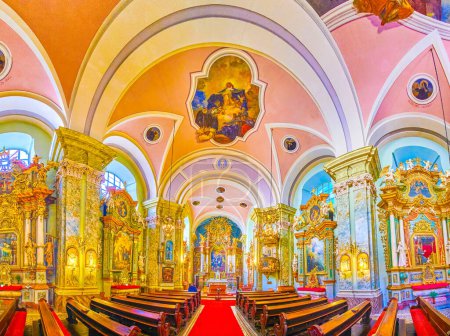 Téléchargez les photos : BUDAPEST, HONGRIE - 2 MARS 2022 : Panorama de l'église Sainte-Anne de Belvaros avec un intérieur doré exceptionnel avec des fresques au plafond, le 2 mars à Budapest - en image libre de droit