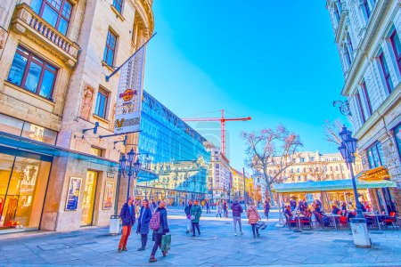 Téléchargez les photos : BUDAPEST, HONGRIE - 2 MARS 2022 : Vaci Street est la rue touristique principale et la plus bysiest avec de grands centres commerciaux, magasins de souvenirs et restaurants, le 2 Mars à Budapest - en image libre de droit