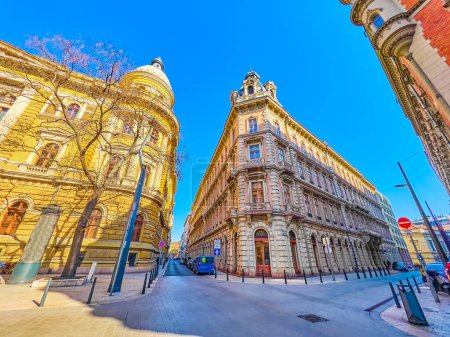 Foto de El distrito de las plagas con sus edificios monumentales es uno de los lugares más atractivos para caminar y disfrutar de impresionantes fachadas, Budapest, Hungría - Imagen libre de derechos