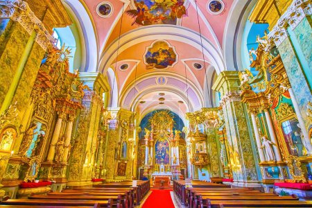 Téléchargez les photos : BUDAPEST, HONGRIE - 2 MARS 2022 : Intérieur doré de l'église Belvaros St. Anna avec sculptures et icônes remarquables, le 2 mars à Budapest - en image libre de droit