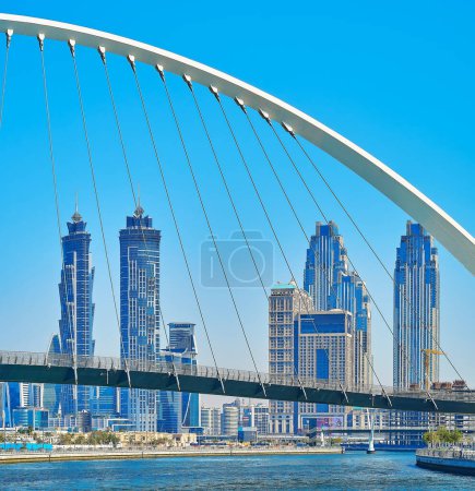 Téléchargez les photos : DUBAI, EAU - 6 MARS 2020 : Le magnifique horizon futuriste de Dubaï avec le pont de tolérance, les tours Marriot Marquis JW et les tours de la ville d'Al Habtoor derrière le canal d'eau de Dubaï, le 6 mars à Dubaï - en image libre de droit