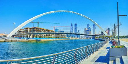 Téléchargez les photos : DUBAI, Émirats arabes unis - 6 MARS 2020 : Panorama du canal d'eau de Dubaï, promenade piétonne, maisons en construction, pont de tolérance et horizon de Business Bay en arrière-plan, le 6 mars à Dubaï - en image libre de droit