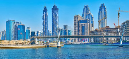 Téléchargez les photos : DUBAI, EAU - 6 MARS 2020 : Canal d'eau de Dubaï et pont Safa contre les tours d'Al Habtoor City et JW Marriot Marquis, le 6 mars à Dubaï - en image libre de droit