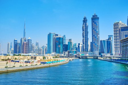 Téléchargez les photos : DUBAI, EAU - 6 MARS 2020 : Profitez de la vue sur les gratte-ciel futuristes avec les tours jumelles JW Mariott Marquis et les tours Al Habtoor City (Noora, Amna et Meera Towers) depuis la passerelle traversant Dubai Creek, le 6 mars à Dubaï - en image libre de droit