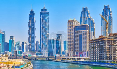 Téléchargez les photos : DUBAI, EAU - 6 MARS 2020 : Panorama du canal d'eau de Dubaï, observant les tours Marriot Marquis de luxe JW et les bâtiments Al Habtoor City, le 6 mars à Dubaï - en image libre de droit