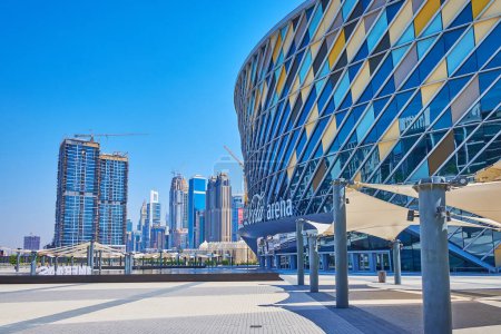 Téléchargez les photos : DUBAI, EAU - 6 MARS 2020 : Coca-Cola Arena et tours en construction en arrière-plan, le 6 mars à Dubaï - en image libre de droit