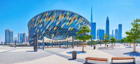 Téléchargez les photos : DUBAI, Émirats arabes unis - 6 MARS 2020 : Panorama du petit parc devant l'aréna Coca-Cola et des gratte-ciel futuristes en arrière-plan, le 6 mars à Dubaï - en image libre de droit