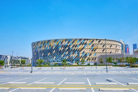 Téléchargez les photos : DUBAI, Émirats arabes unis - 6 MARS 2020 : Bâtiment Coca-Cola Arena avec vitres et panneaux colorés, créant un motif géoétrique à l'extérieur, le 6 mars à Dubaï - en image libre de droit