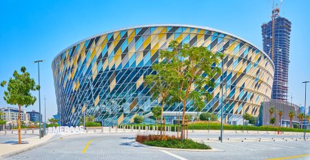 Téléchargez les photos : DUBAI, Émirats arabes unis - 6 MARS 2020 : Panorama de l'aréna Coca-Cola en verre moderne avec des buissons topiaires, des plantes vertes et des acacias au premier plan, le 6 mars à Dubaï - en image libre de droit