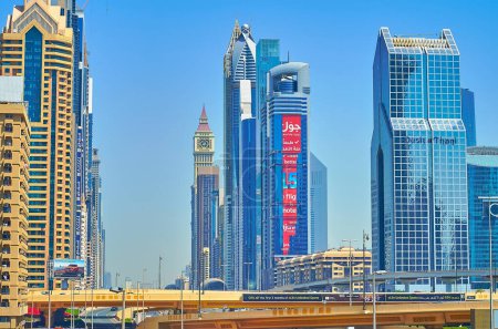 Téléchargez les photos : DUBAI, Émirats arabes unis - 6 MARS 2020 : L'horizon du centre-ville avec Dusit Thani Dubai, Carlton Downtown Hotel, Al Kharbash Tower, Capricorn Tower en arrière-plan, le 6 mars à Dubaï - en image libre de droit