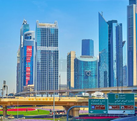 Téléchargez les photos : DUBAI, EAU - 6 MARS 2020 : Paysage urbain du centre-ville avec vue sur les tours financières Emirates, Dusit Thani Dubai, Carlton Downtown Hotel et Central Park Towers derrière le survol, le 6 mars à Dubaï - en image libre de droit