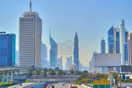 Téléchargez les photos : DUBAI, EAU - 6 MARS 2020 : Le paysage urbain du quartier de Jumeirah avec la tour du World Trade Center de Dubaï, la tour Jumeirah Emirates, la tour Capricorn, la tour Park Place, la route Sheikh Zayed et le survol, le 6 mars à Dubaï - en image libre de droit