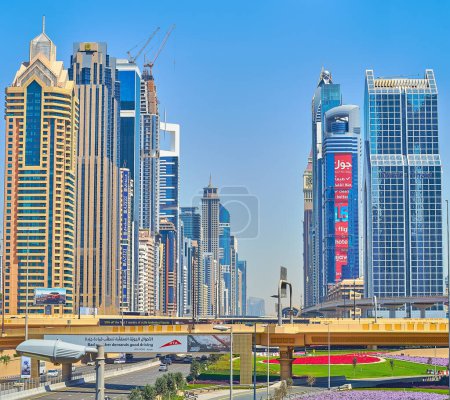 Téléchargez les photos : DUBAI, EAU - 6 MARS 2020 : Sheikh Zayed Road avec les bâtiments de Dusit Thani Dubai, Carlton Downtown Hotel, Al Kharbash Tower, Shangri-La Hotel, Khalid Al Attar Tower 2, le 6 mars à Dubai - en image libre de droit