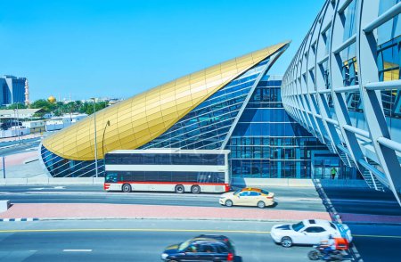 Téléchargez les photos : Trafic rapide sur Sheikh Khalifa Bin Zayed Road contre le pavillon d'entrée futuriste de la station de métro Max Fashion (Al Jafiliya), Dubaï, EAU - en image libre de droit