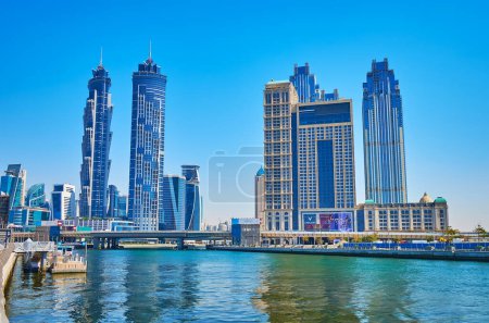 Foto de DUBAI, Emiratos Árabes Unidos - 6 de marzo de 2020: Dubai Water Canal cuenta con muchos puntos de vista, observando la arquitectura moderna de la ciudad, el 6 de marzo en Dubai - Imagen libre de derechos