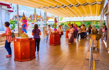 Téléchargez les photos : BANGKOK, THAÏLANDE - 23 AVRIL 2019 : Pavillon de la ville Sanctuaire à piliers avec de petits piliers dorés avec des rubans colorés attachants, le 23 avril à Bangkok, Thaïlande - en image libre de droit