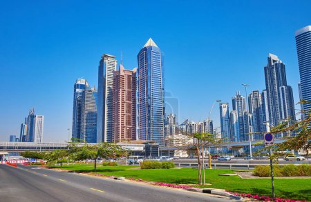 Téléchargez les photos : DUBAI, EAU - 6 MARS 2020 : Route Cheikh Zayed dans Business Bay avec vue sur les gratte-ciel modernes en arrière-plan (Falcon Tower, Escape Tower, Al Batha Tower, Executive Towers), le 6 mars à Dubaï - en image libre de droit