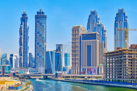 Téléchargez les photos : DUBAI, EAU - 6 MARS 2020 : Scène urbaine futuriste depuis le canal d'eau de Dubaï, observant les tours Marriot Marquis de luxe JW et les bâtiments Al Habtoor City, le 6 mars à Dubaï - en image libre de droit