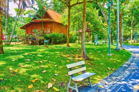 Téléchargez les photos : Petit banc en bois dans la ruelle du Saranrom Palace Park de Bangkok, Thaïlande - en image libre de droit
