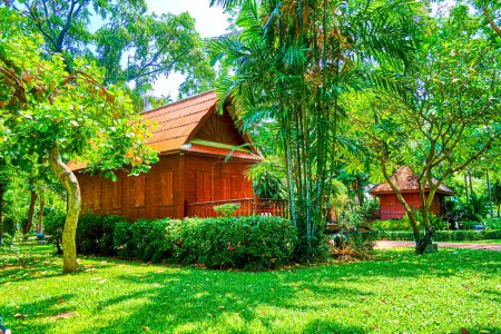 Téléchargez les photos : Maisons en bois dans les environs de verdure tropicale luxuriante dans le parc Saranrom à Bangkok, Thaïlande - en image libre de droit